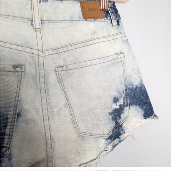 Urban Outfitters BDG Blue Bleached Cut Off Dree Shorts Studded High Rise Size 25 - Picture 3 of 3